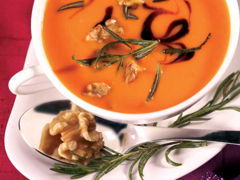 Paprikacremesuppe mit Walnüssen