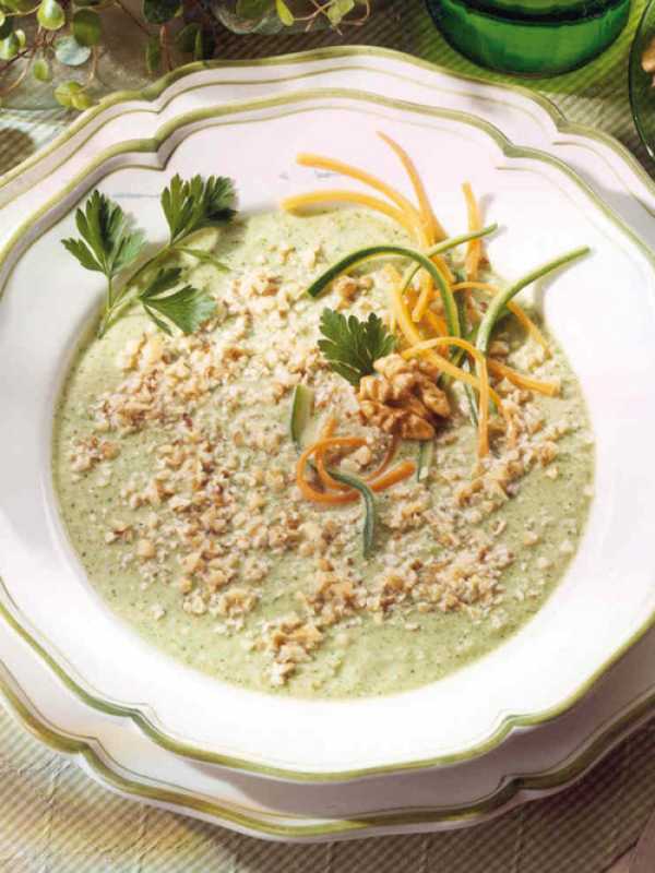 Gemüse-Cremesuppe mit Walnüssen