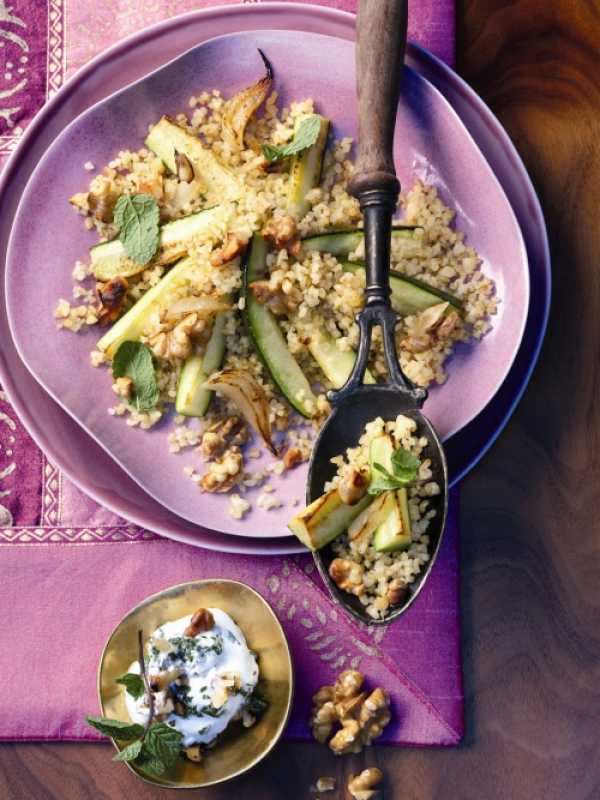 Bulgur mit Zucchini und Walnuss-Minz-Joghurt