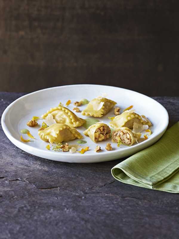 Agnolotti gefüllt mit Walnüssen und Schweinefleisch