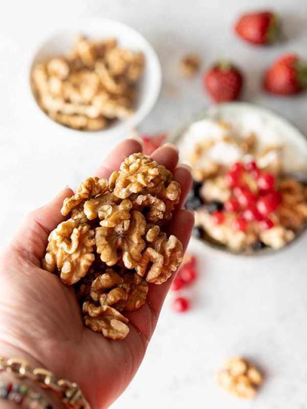 Baked Oatmeal mit Walnüssen und Beeren