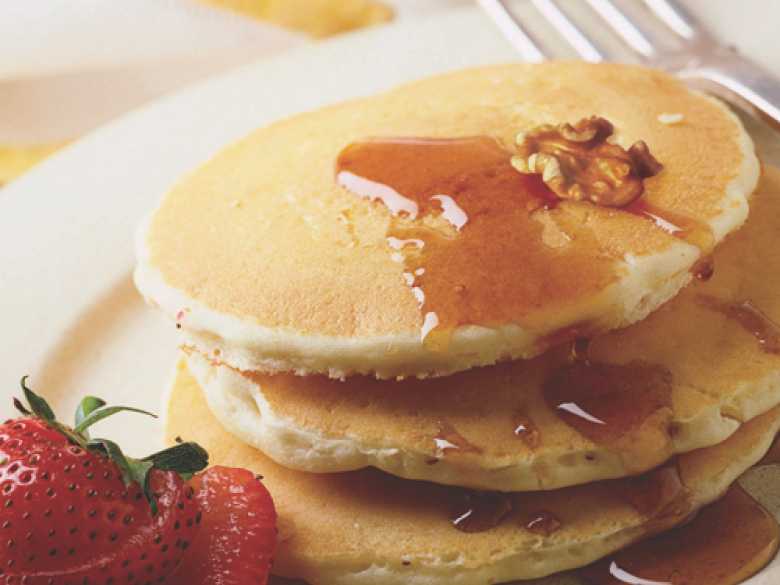 Bananen-Walnuss-Pfannkuchen mit Früchten