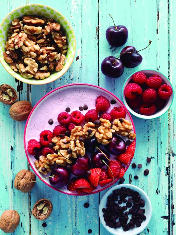 Beeren und Walnuss Käsekuchen Smoothie Bowl