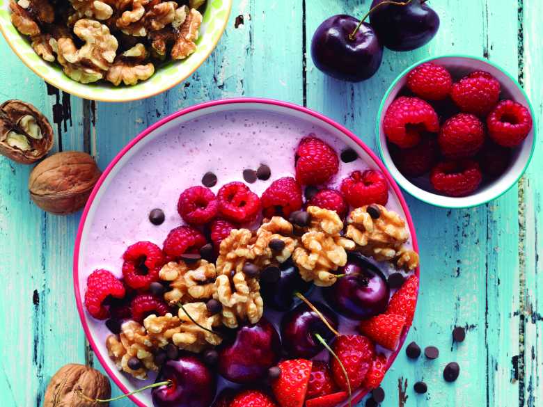 Beeren und Walnuss Käsekuchen Smoothie Bowl