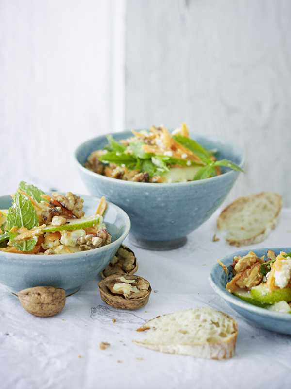 Birnen-Möhren-Salat mit gerösteten Walnüssen und Feta