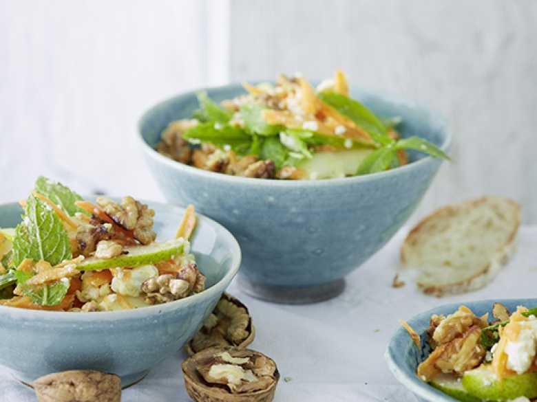 Birnen-Möhren-Salat mit gerösteten Walnüssen und Feta