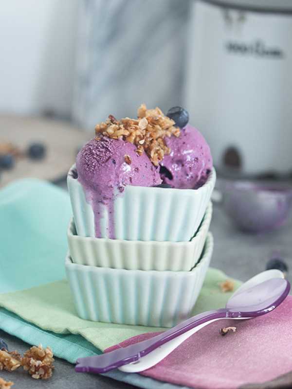 Blaubeer-Eis mit Walnuss-Müsli-Topping