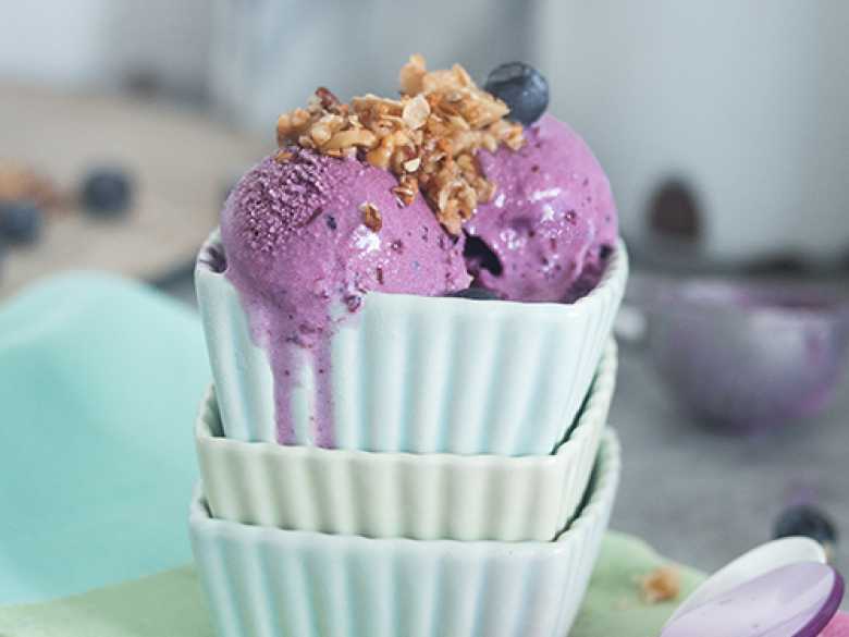 Blaubeer-Eis mit Walnuss-Müsli-Topping