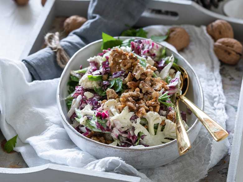 Orientalischer Blumenkohl Salat mit Walnüssen