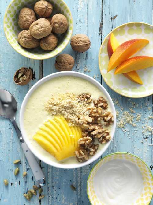 Mango-Lassi-Bowl mit kalifornischen Walnüssen 