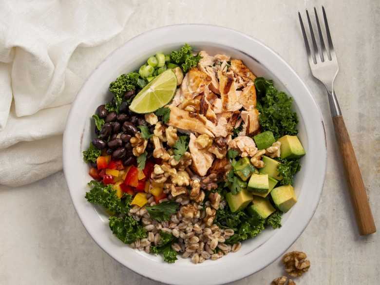 Bowl mit Lachs, Walnuss und Avocado