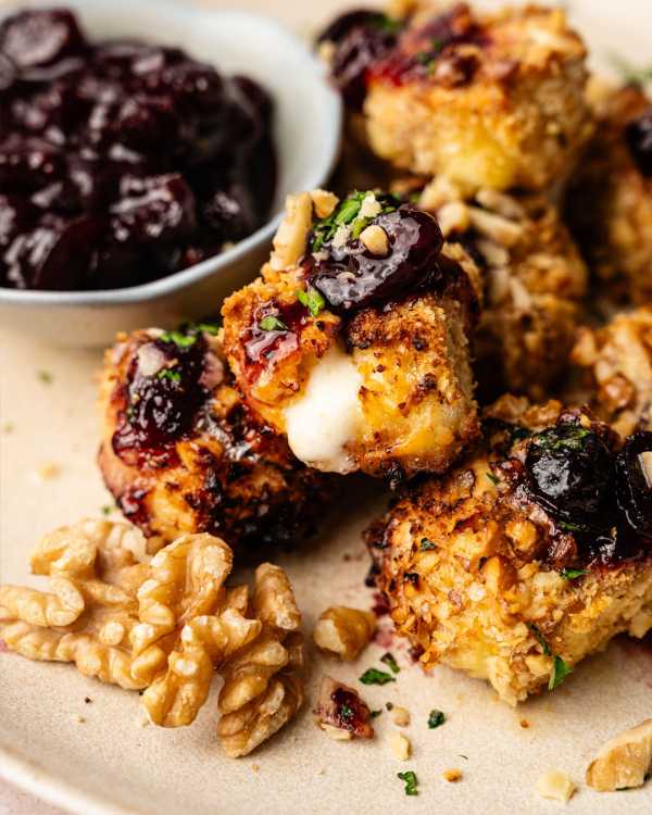 Brie-Bites mit Walnusskruste