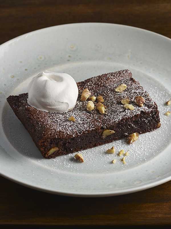 Browniedessert mit Walnüssen an Nocino-Creme