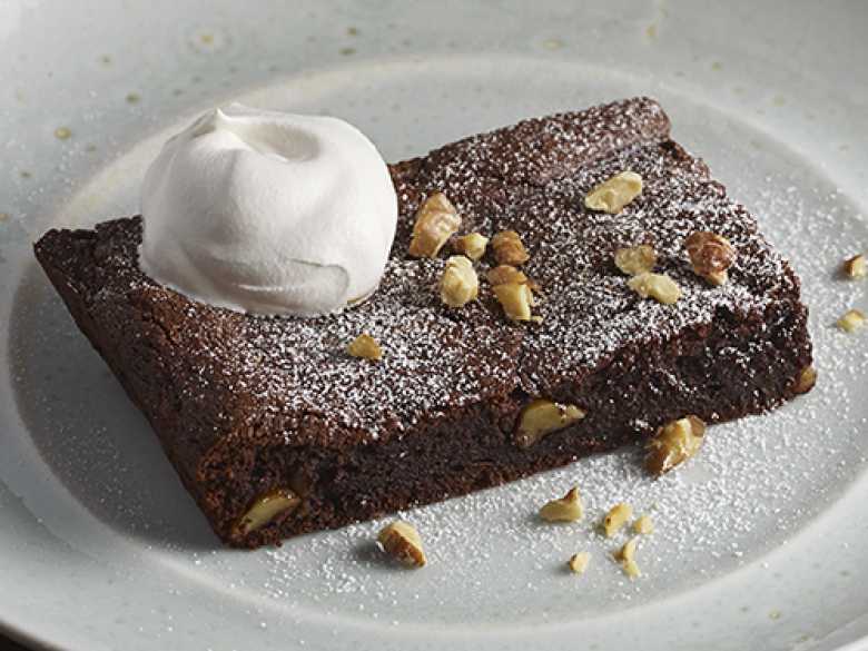 Browniedessert mit Walnüssen an Nocino-Creme