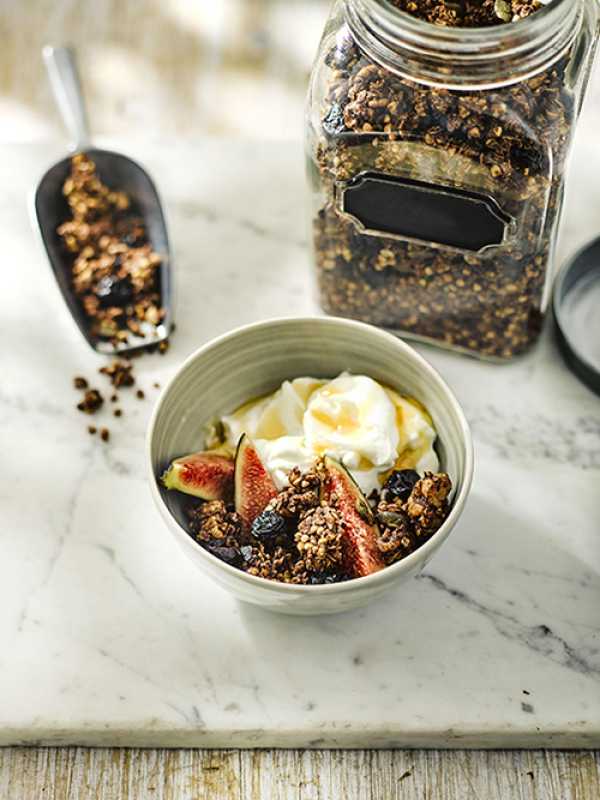 Buchweizengranola mit sauren Kirschen und Walnüssen