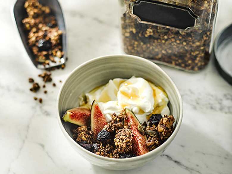 Buchweizengranola mit sauren Kirschen und Walnüssen