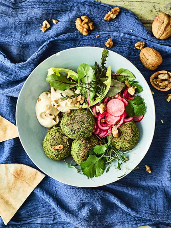 Buddha Bowl mit kalifornischen Walnuss-Falafelbällchen und eingelegten Radieschen