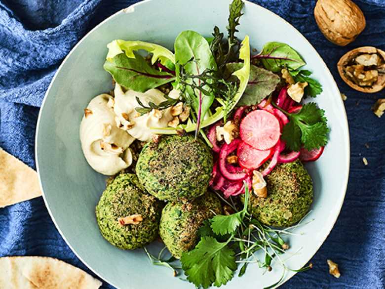 Buddha Bowl mit kalifornischen Walnuss-Falafelbällchen und eingelegten Radieschen