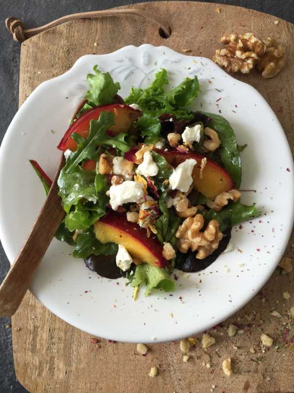 Bunte Salate mit Ricotta, Walnüssen und karamelisierten Nektarinen