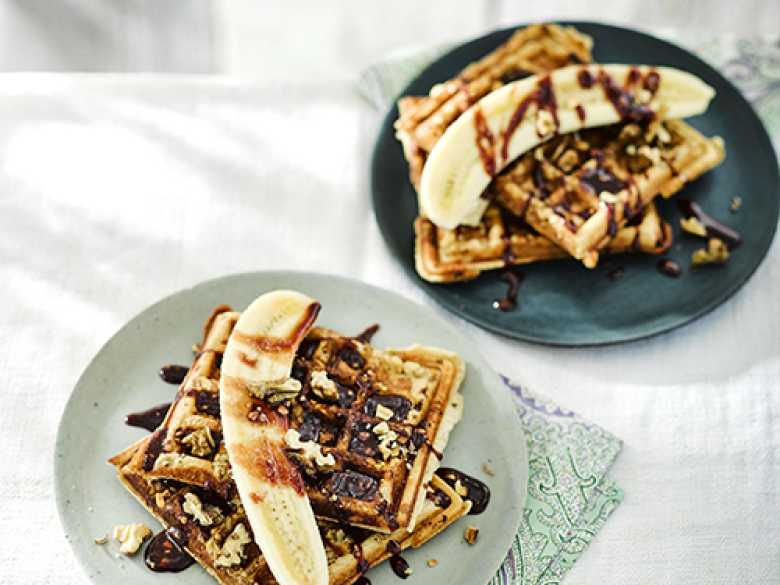 Kalifornische Waffeln mit Walnüssen und Datteltopping