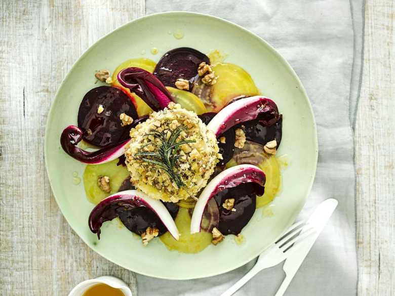 Ziegenkäse mit kalifornischer Walnuss- und Rosmarinkrusten und Rote Beete Carpaccio 