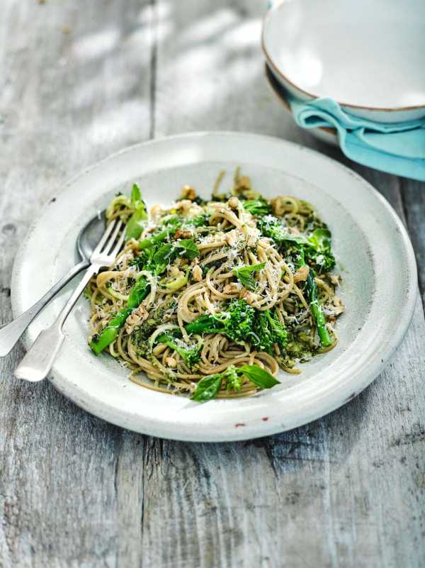 Kalifornisches Walnuss-Pesto mit Brokkoli und Vollkornspaghetti