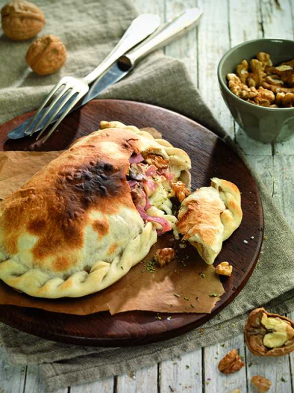 Calzone mit Schinken, Pilzen und Walnüssen