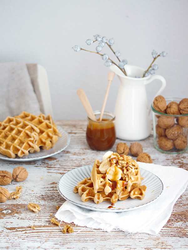 Chai-Waffeln mit Bananen und karamellisierten Walnüssen