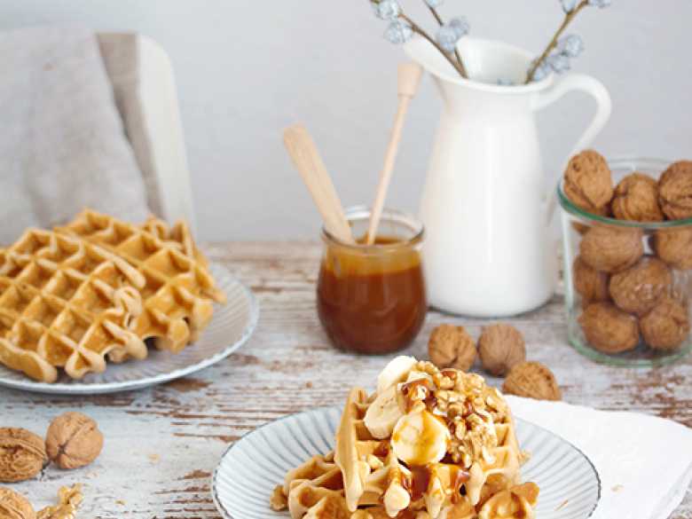 Chai-Waffeln mit Bananen und karamellisierten Walnüssen