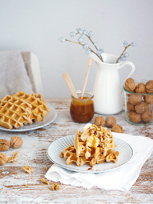 Chai Waffeln mit Bananen und karamellisierten Walnüssen