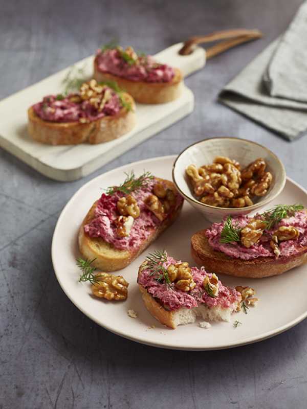 Ciabatta-Lachs-Sandwich mit Roter Bete und karamellisierten Walnüssen