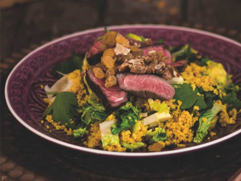 Couscous-Salat mit Rindfleischstreifen und Rosinen-Walnuss Crunch