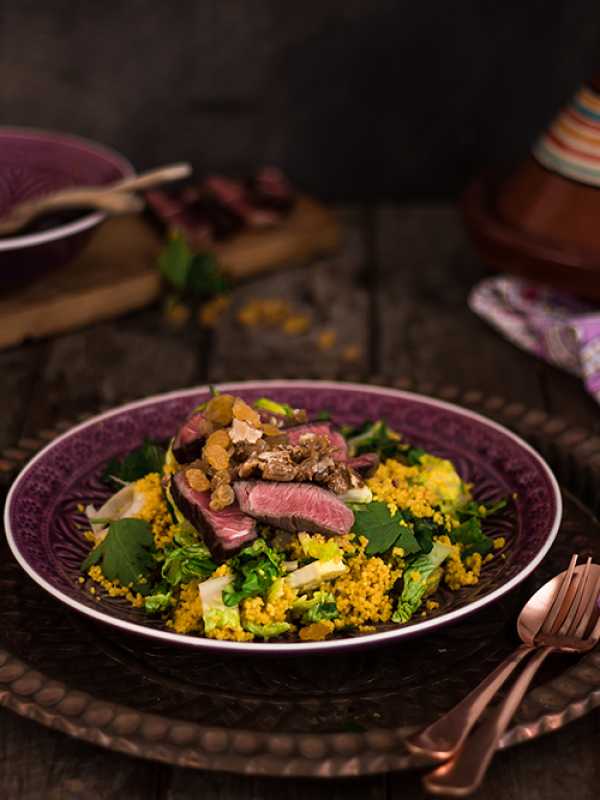 Couscous-Salat mit Rindfleischstreifen und Rosinen-Walnuss Crunch