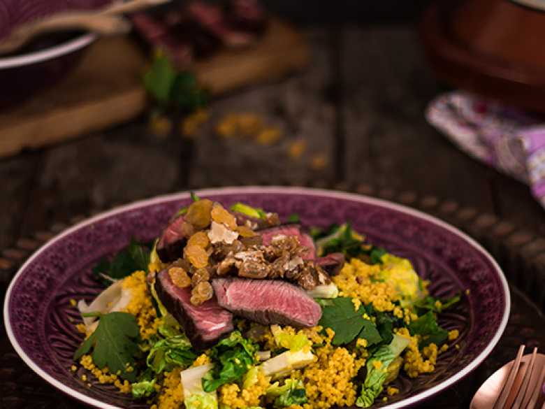 Couscous-Salat mit Rindfleischstreifen und Rosinen-Walnuss Crunch