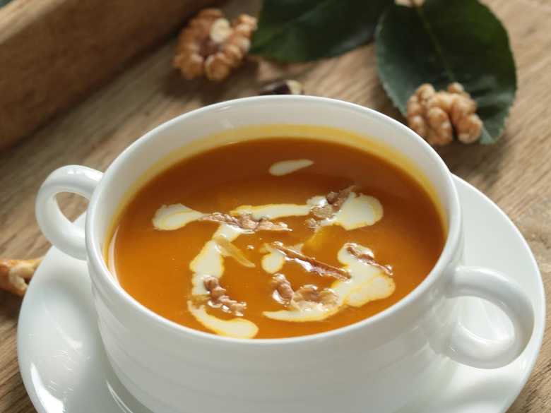 Kürbis-Cremesuppe mit Walnuss Crunch