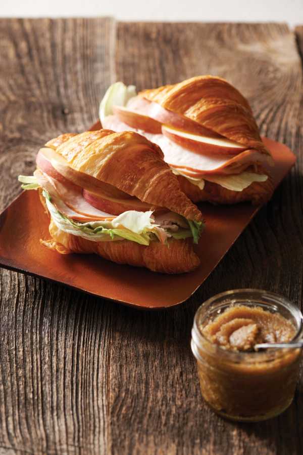 Sandwich-Croissant mit Schinken und Walnussaufstrich