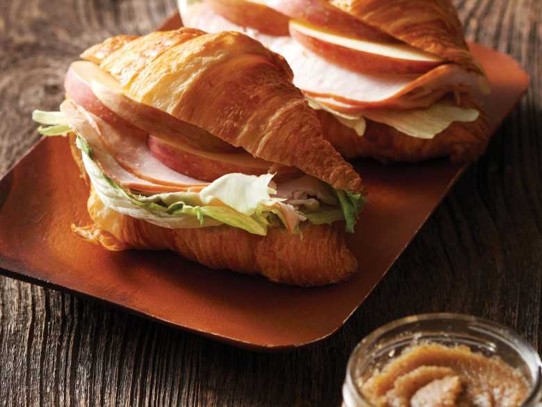 Sandwich-Croissant mit Schinken und Walnussaufstrich