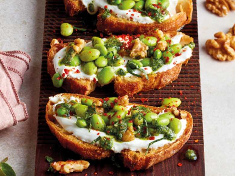 Crostini mit Walnusspesto-Topping