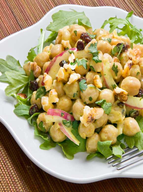 Curry-Kichererbsen-Salat mit Walnüssen