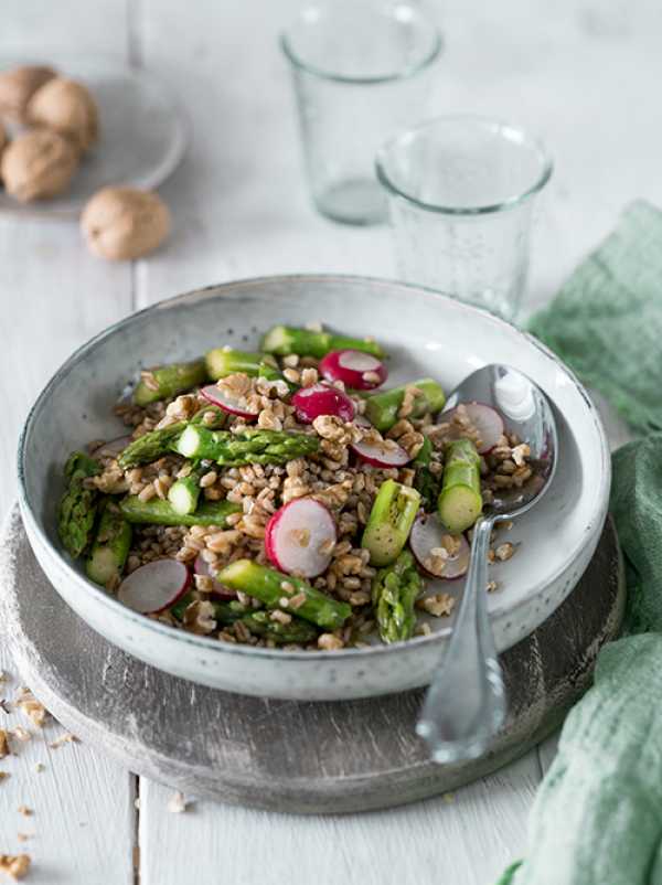 Dinkelsalat mit gebratenem grünen Spargel, Radieschen und Walnüssen