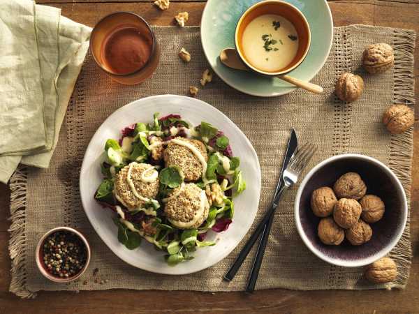 Walnuss-Gartensalat mit Chicorée, Kresse und Ziegenkäse