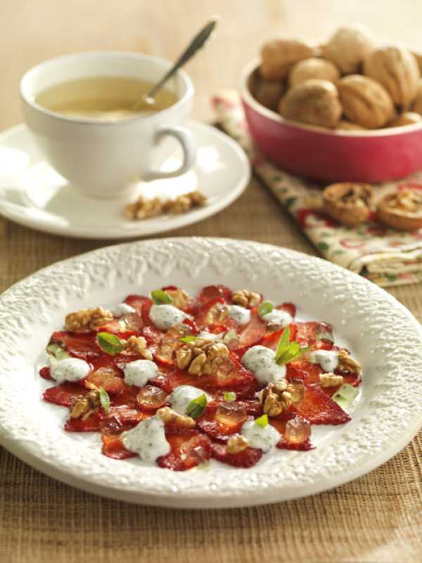 Erdbeer-Carpaccio mit Walnüssen