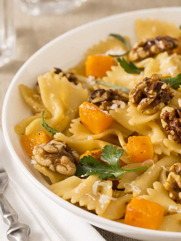 Farfalle mit Butternusskürbis, kalifornischen Walnüssen und Grana Padano