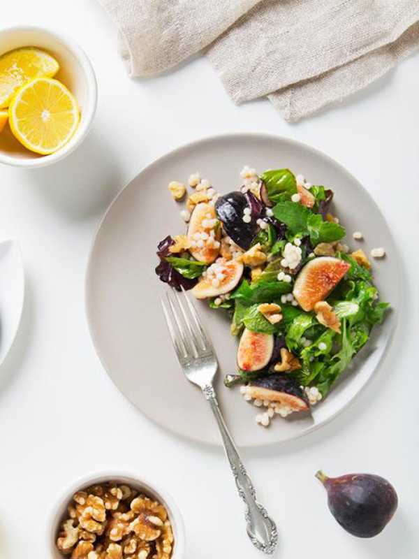 Feigen-Salat mit gerösteten Walnüssen und Zitronen-Maple-Vinaigrette