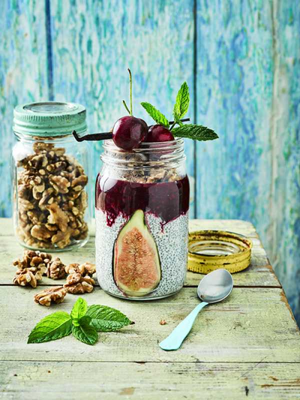 Chia-Bowl mit Walnüssen, Feigen und Beeren