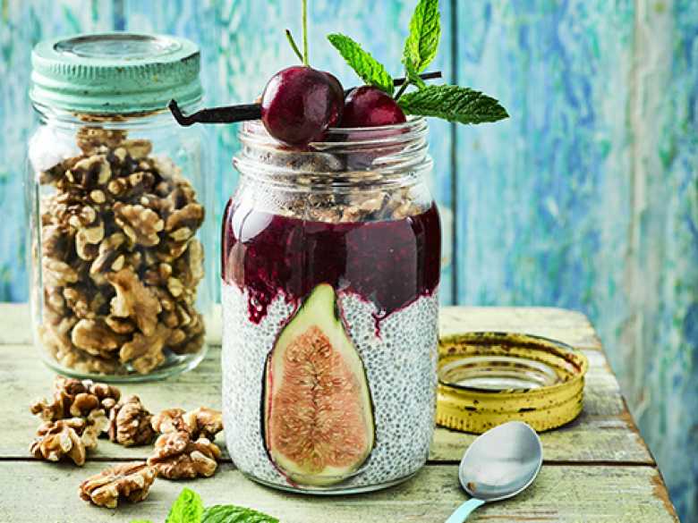 Chia-Bowl mit Walnüssen, Feigen und Beeren