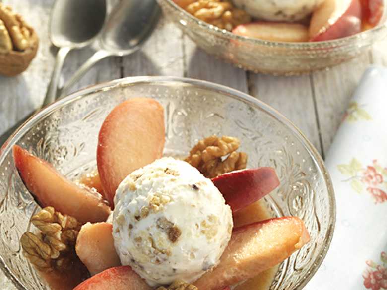 Flambierte Nektarinen mit Walnuss-Eis
