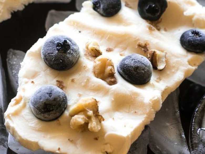 Frozen-Joghurt-Bruch mit Blaubeeren und Walnüssen