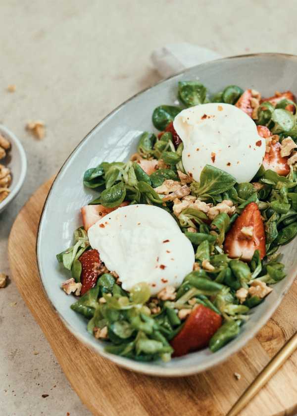 Frühlingssalat mit Burrata und Walnüssen