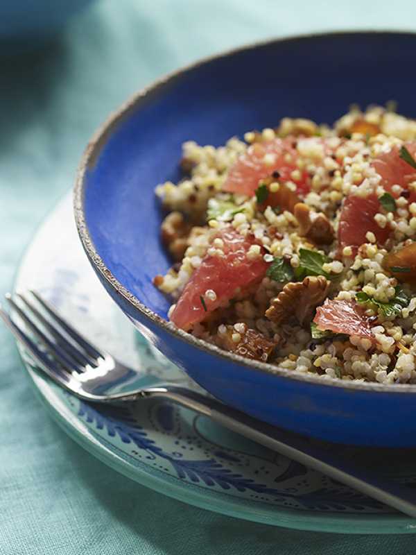 Fruchtiger Getreide-Salat mit gerösteten Walnüssen